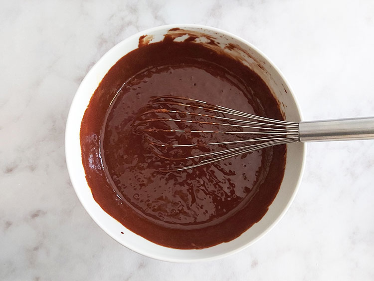 Pâte pour moelleux au chocolat avant la farine