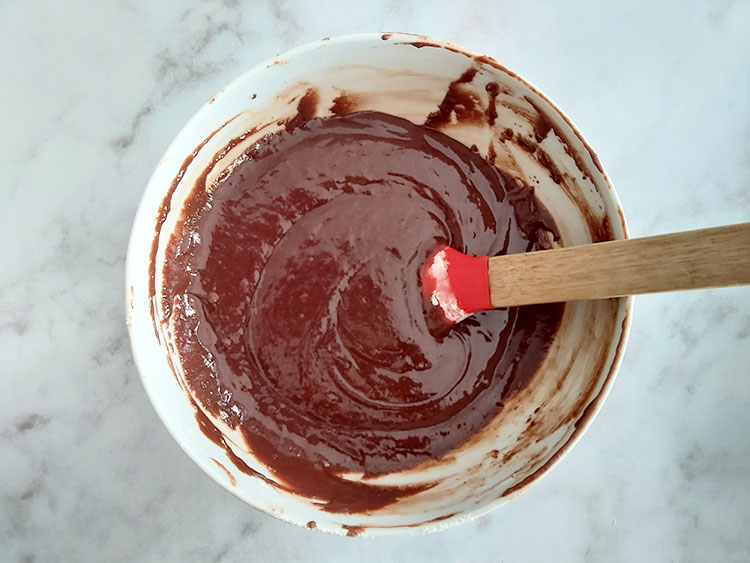 Pâte au chocolat après l'ajout de farine