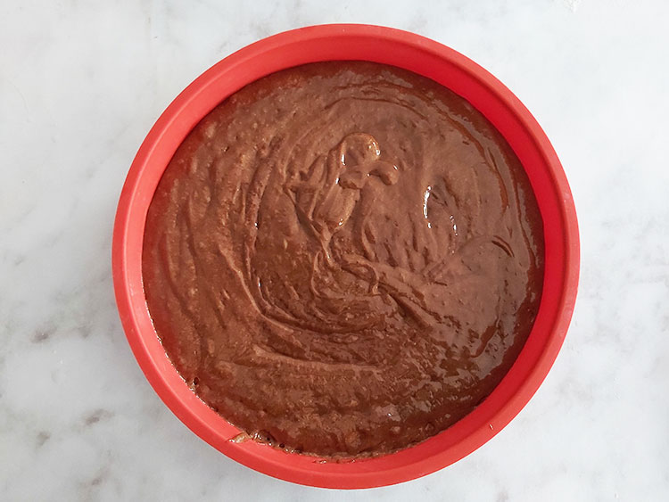 Moule rempli de pâte à gâteau au chocolat