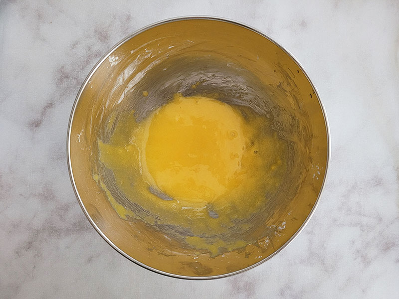 Mélange d'oeufs, de sucre et fécule de maïs