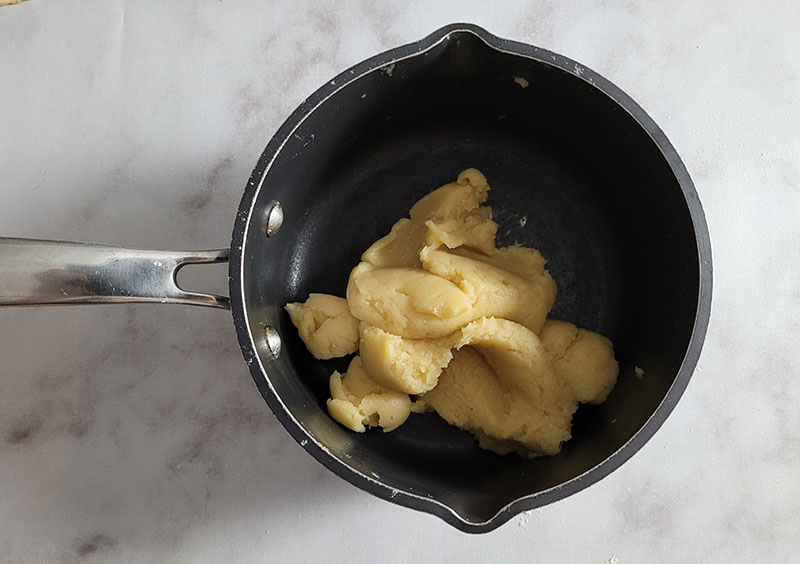 Panade : pâte avant ajout de la farine pour pâte à choux