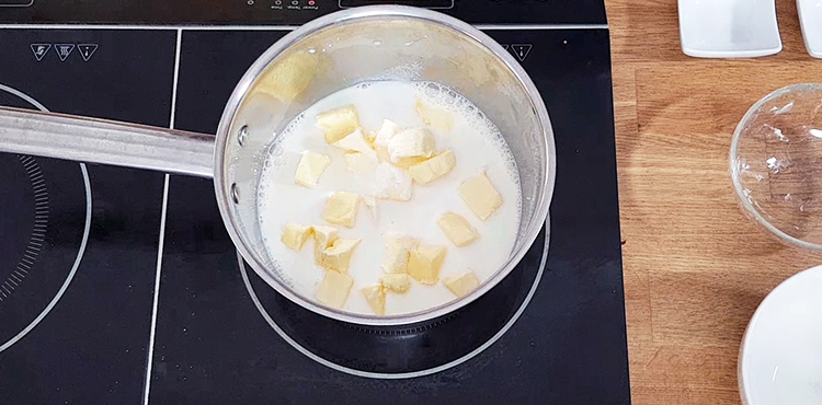 Ingrédients dans une casserole