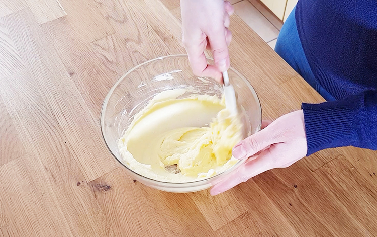 Crémage du beurre avec le sucre glace