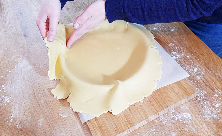 Fonçage du cercle à tarte avec une pâte sucrée