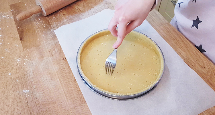 Piquer le fond de tarte cru