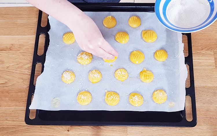 Saupoudrez le sucre perlé sur les choux