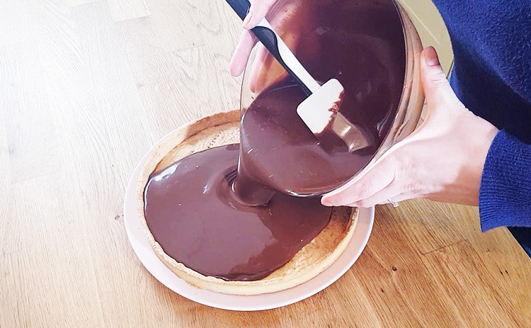 Verser la ganache sur le fond de tarte cuit