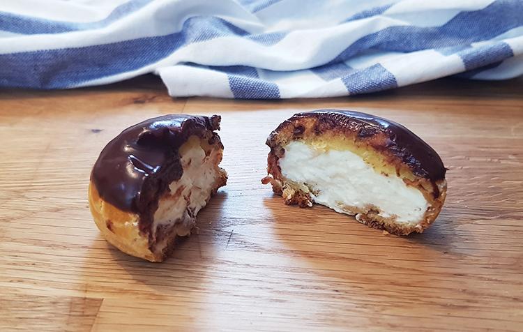 Profiterole coupé en 2