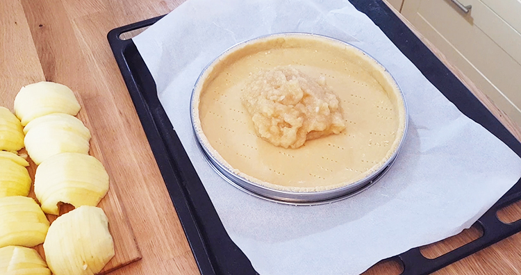 Compote de pommes sur fond de tarte cru