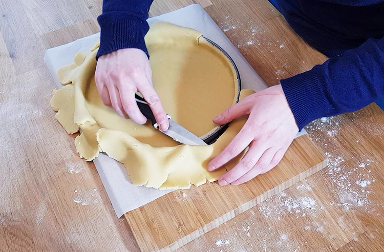 Découpage du surplus de pâte sablée