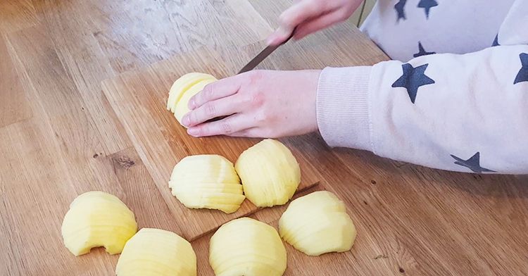 Couper les pommes en lamelles