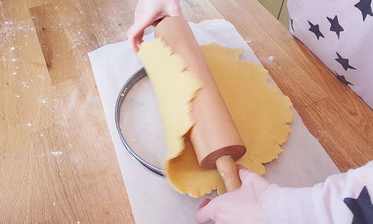 Fonçage de la pâte brisée dans le cercle à tarte