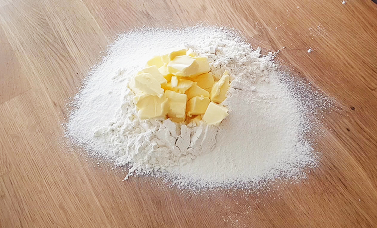 Beurre et ingrédients secs pour pâte à tarte