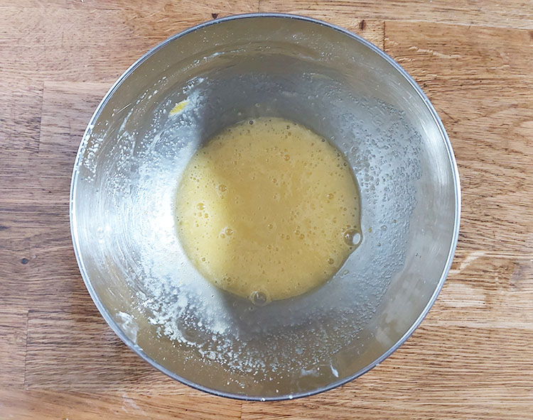 Mélange de jaunes et sucre