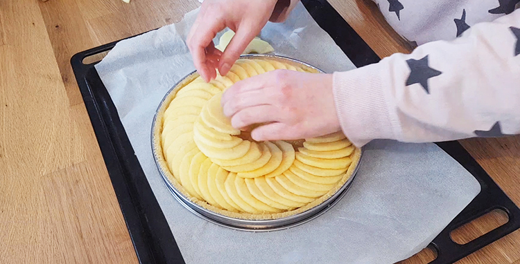 Ajout des pommes sur le fond de tarte cru