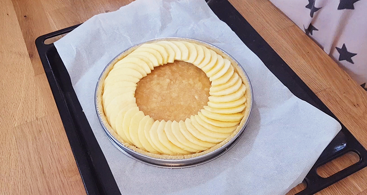 Cercle de lamelles de pommes sur fond de pâte brisée