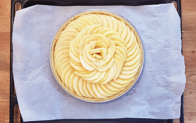 Tarte aux pommes crue, prête à être enfournée