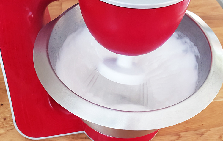 Blancs d'oeufs en train d'être montés