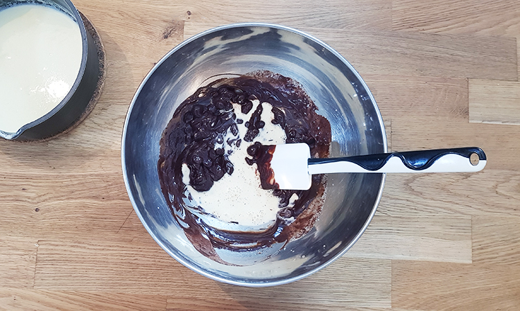 Crème ajoutée sur la ganache
