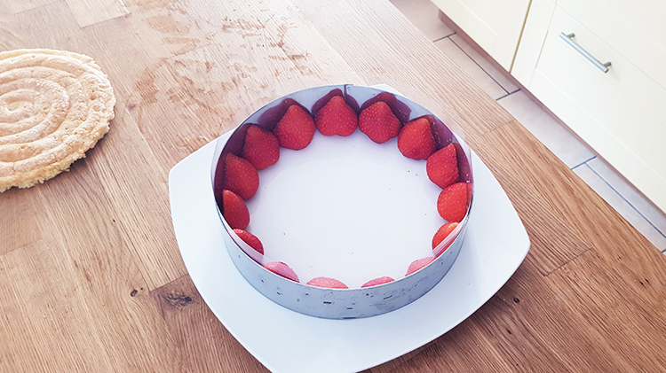 Fraises déposées sur les contours du cercle à entremets