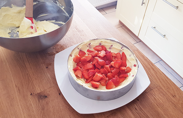 Ajout des fraises dans l'entremets