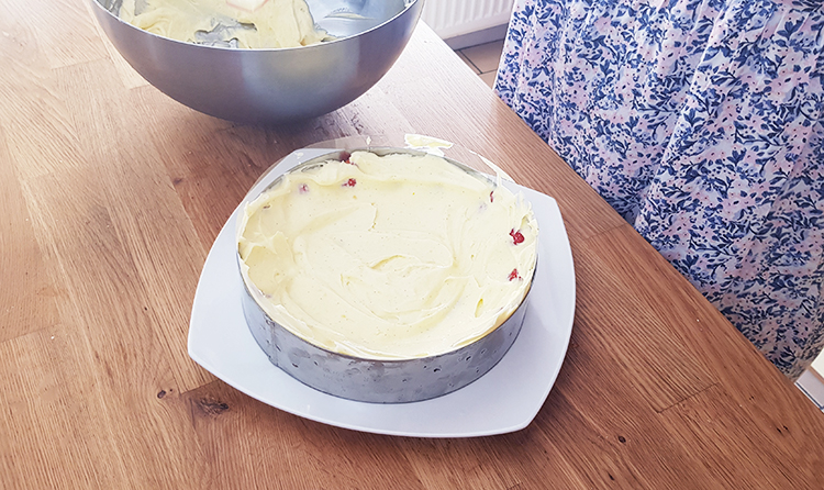 Ajout de la crème diplomate sur le biscuit cuillère