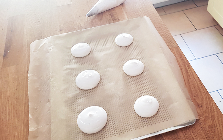 meringues françaises crues et pochées