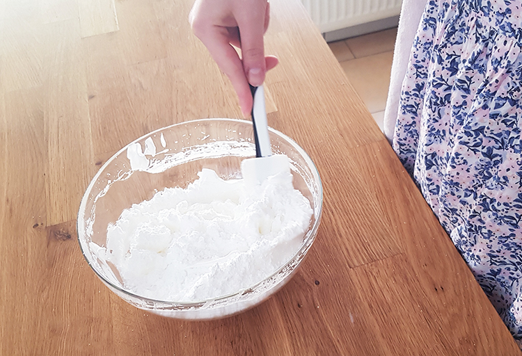 Ajout du sucre glace dans la meringue française