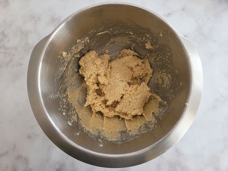 Crémage du beurre avec le sucre