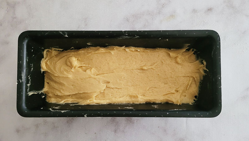 Pâte à cake dans un moule