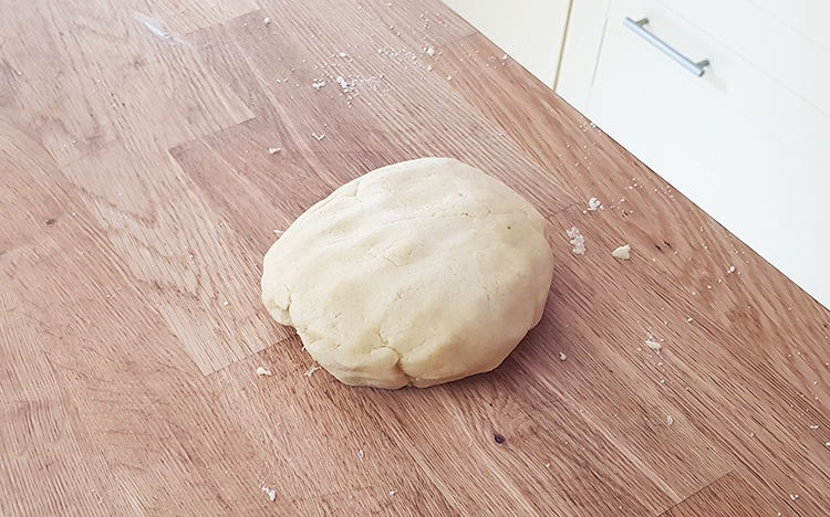 Pâte sablée en boule