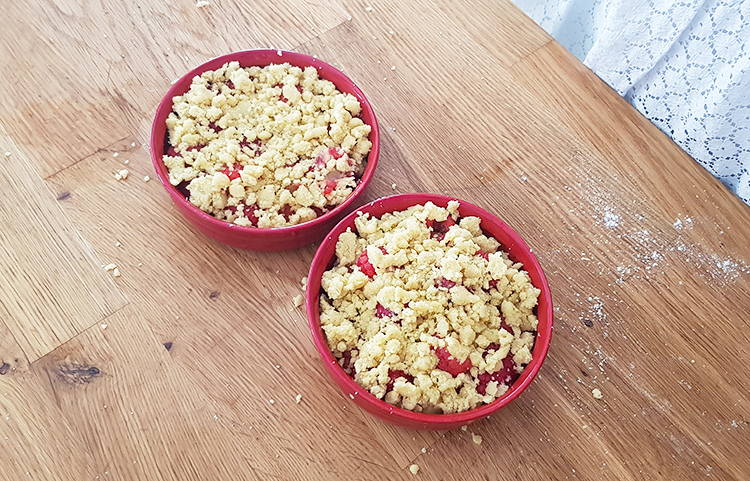 Crumble aux framboises prêt à être enfourné