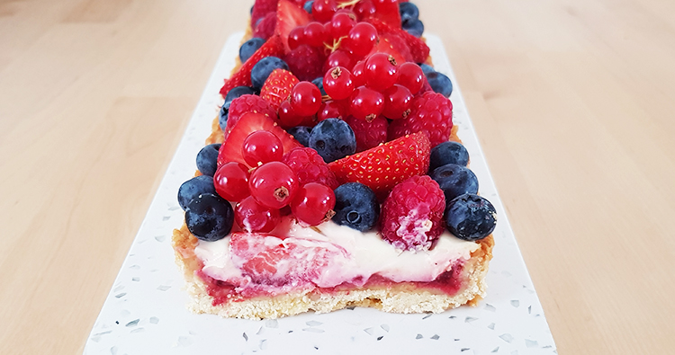 Découpe de la tarte aux fruits rouges
