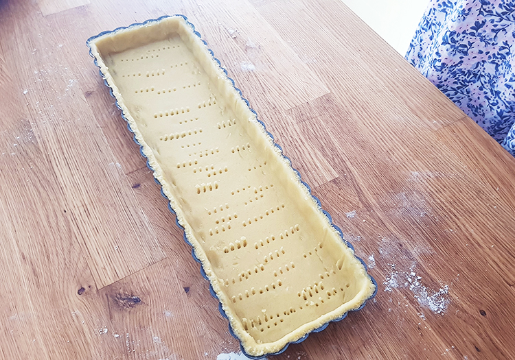 pâte à tarte foncée et piquée