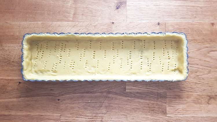 Pâte foncée dans le moule à tarte