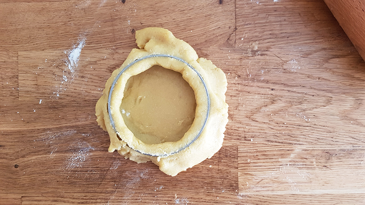 Fonçage de la pâte sablée