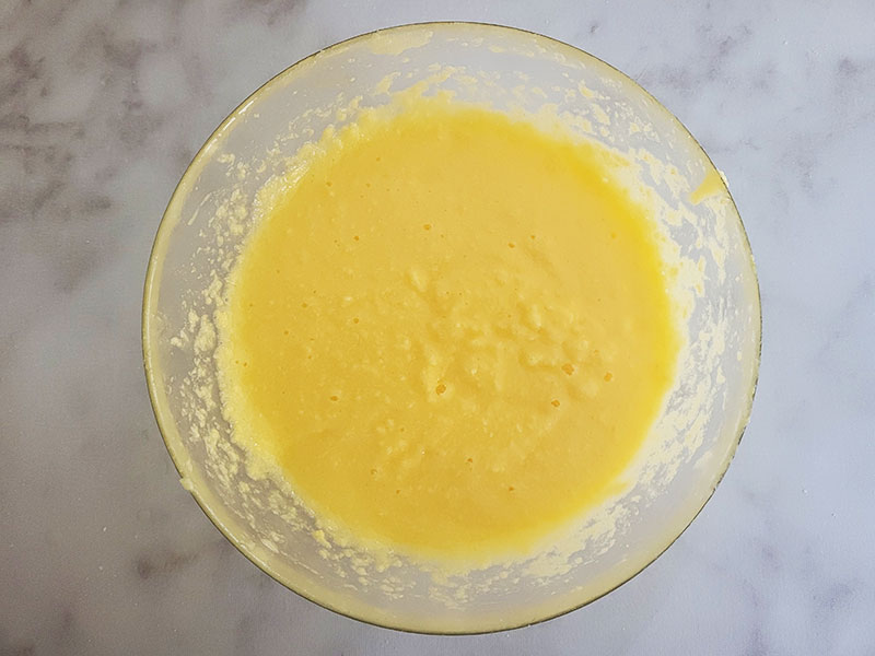 Ajout des oeufs pour la pâte à cake