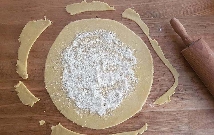 Pâte brisée recouverte de poudre d'amandes