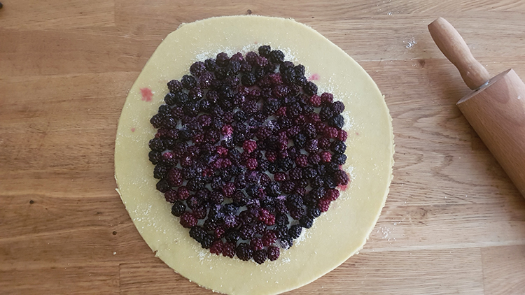 Mûres disposées sur une pâte brisée