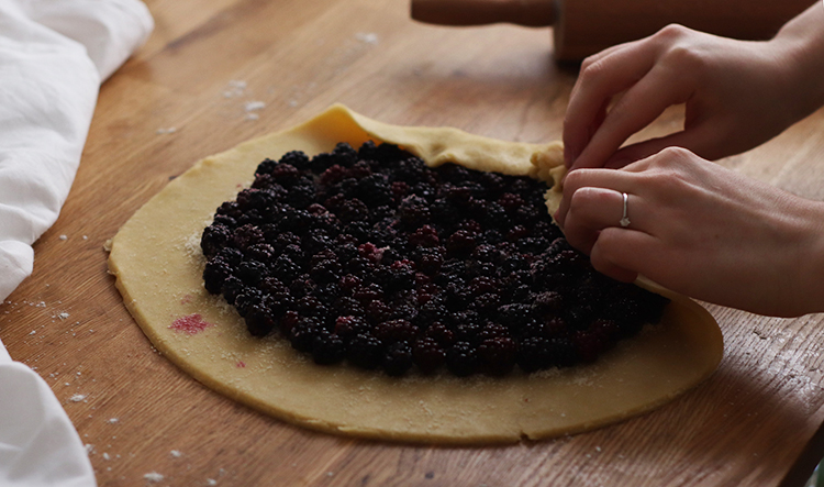 On rabat les extrémités de la pâte brisée sur les mûres