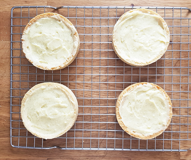 Tartelettes garnies de crème pâtisiière