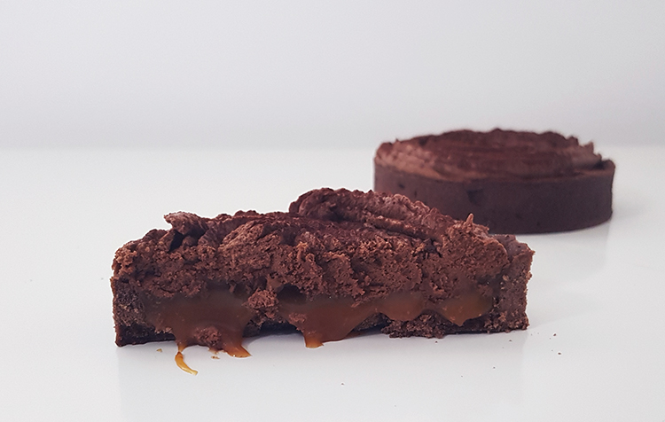 Découpe d'une tartelette chocolat et caramel