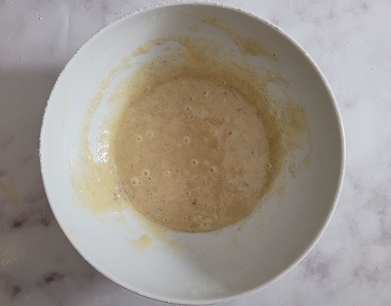 Ajout des blancs et de la vanille aux ingrédients secs