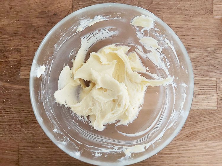 Ajout de la poudre d'amandes au crémage