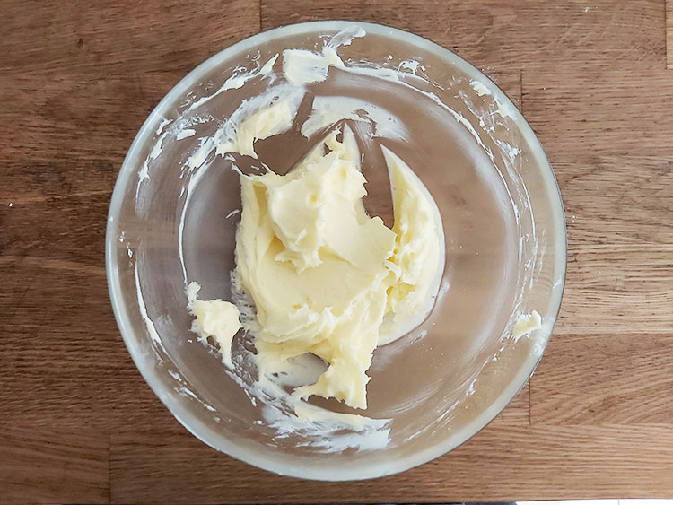 Crémage du beurre avec le sucre