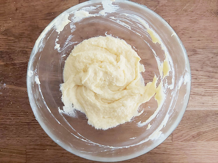 Ajout de l'oeuf au crémage