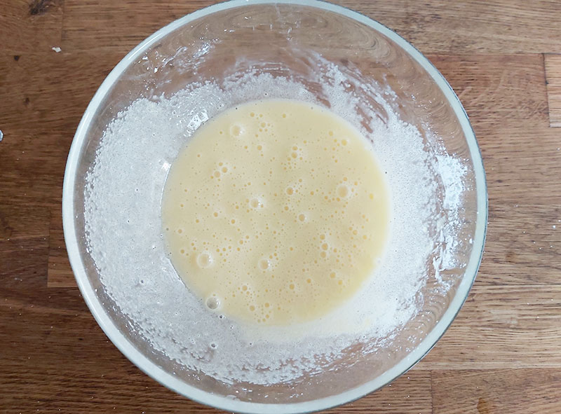 Mélange d'oeufs, sucre et de maïzena pour crème à flan
