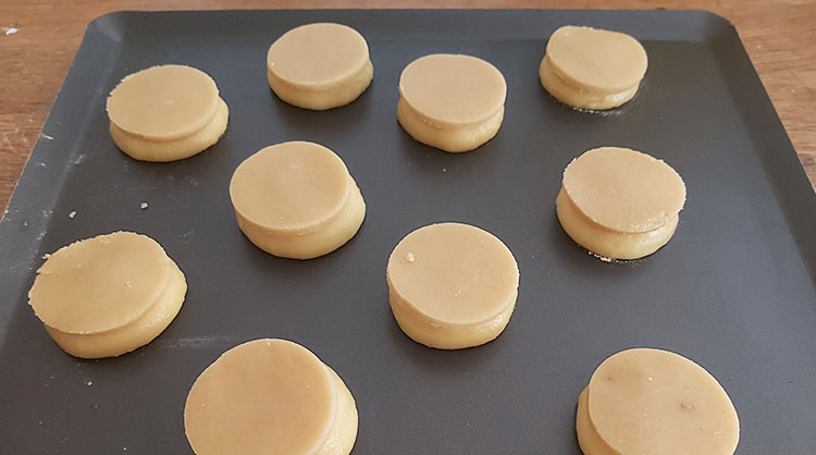 Pâte à choux et craquelin crus et dressés