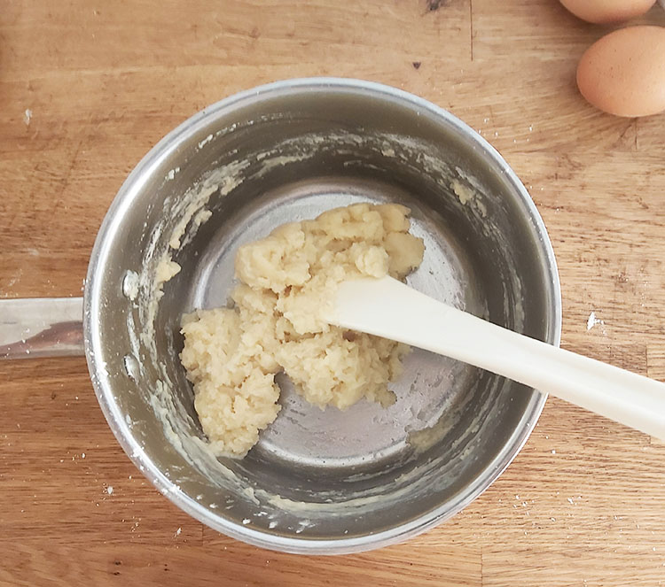 Panade (pâte à choux) dans une casserole