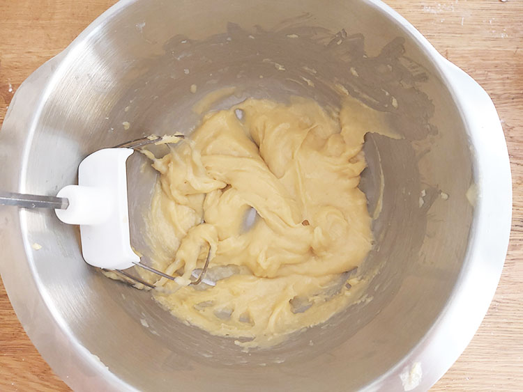 Pâte à choux crue dans un bol